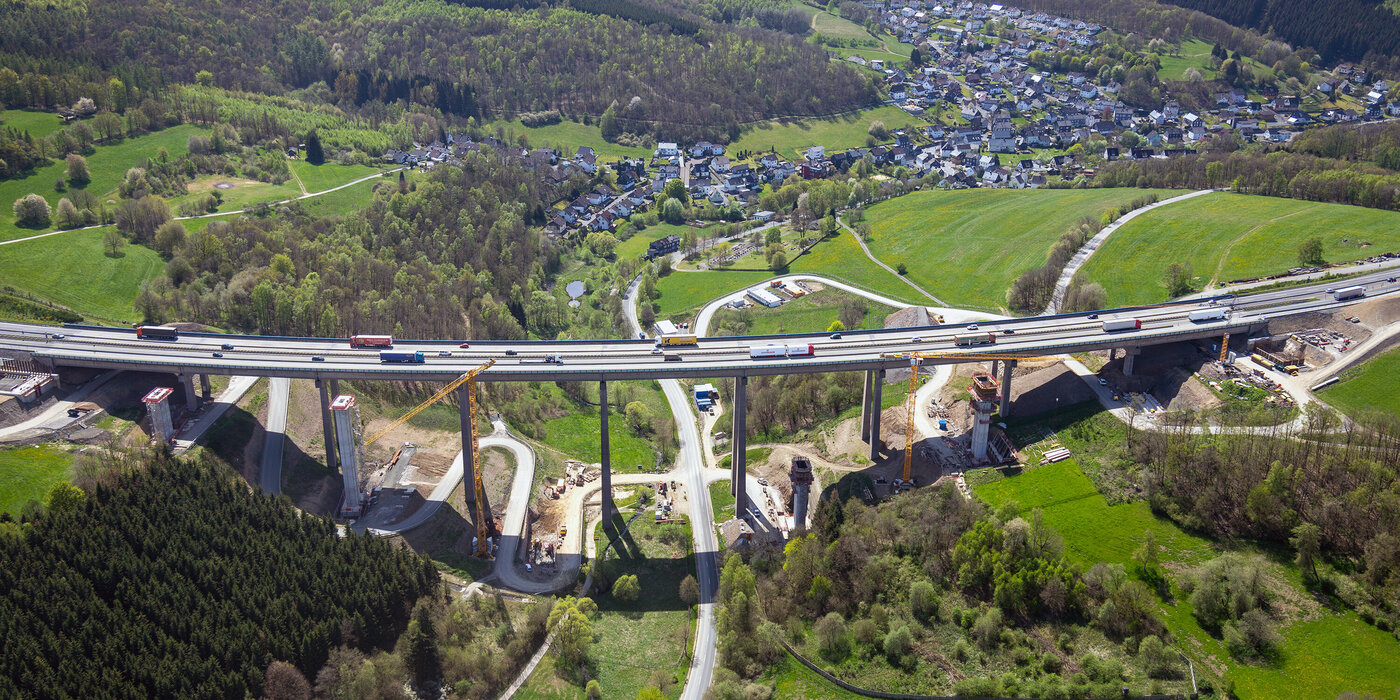 Luftbild Brücke mit fahrenden Autos auf der Autobahnbrücke