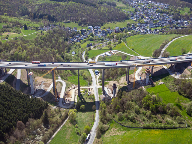Luftbild Brücke mit fahrenden Autos auf der Autobahnbrücke