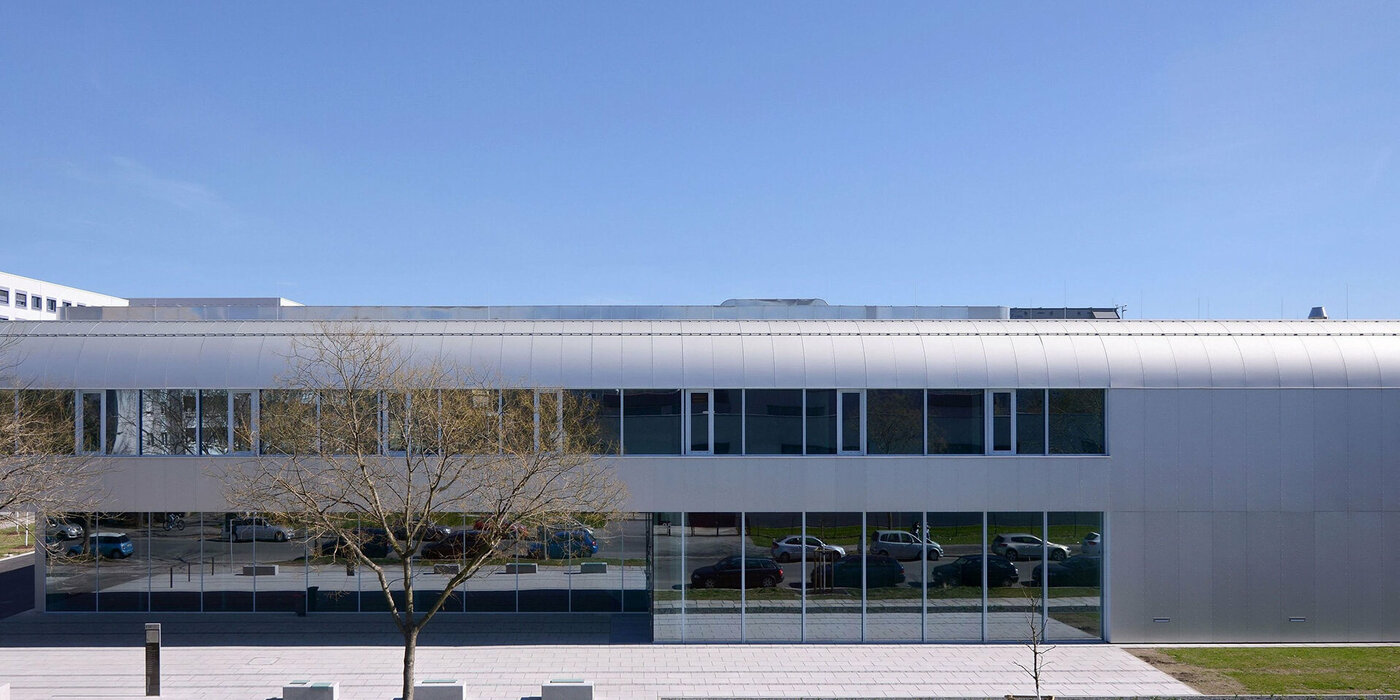 Gesamtansicht Gebäude mit Baum im Vordergrund