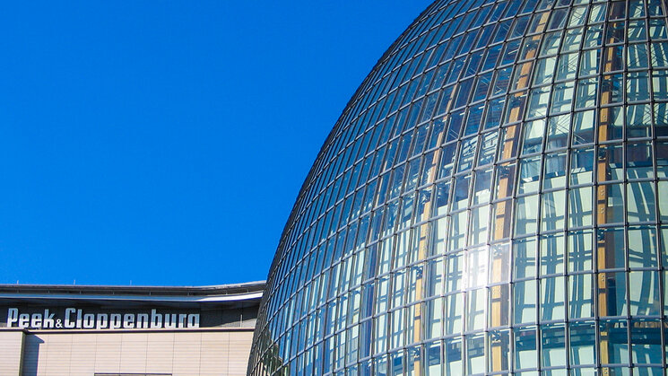 Gebäude mit runder Glasfassade