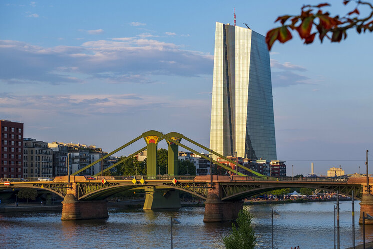 Hochhaus und Brücke über Main