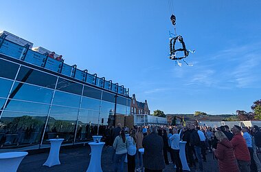 Richtkranz wird in die Luft gezogen 