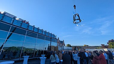 Richtkranz wird in die Luft gezogen