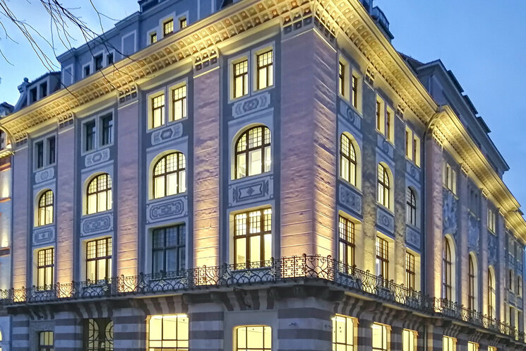 Gebäudeansicht Abends und Licht strahlt durch die Fenster