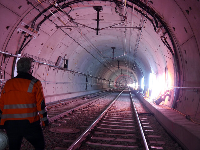 Tunnel Schienen mit Arbeiter im Vordergrund