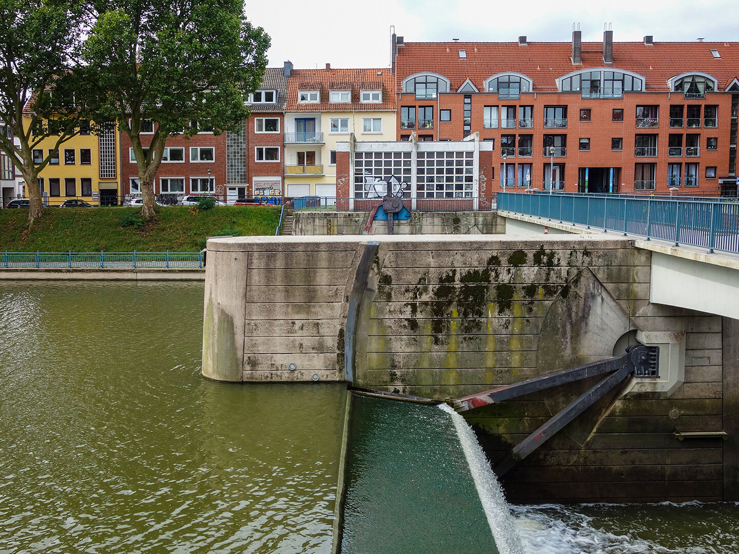 Seitliche Ansicht mit Brücke und Gebäude im Hintergrund