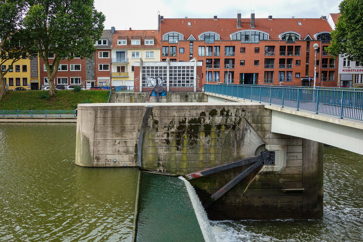 Seitliche Ansicht mit Brücke und Gebäude im Hintergrund