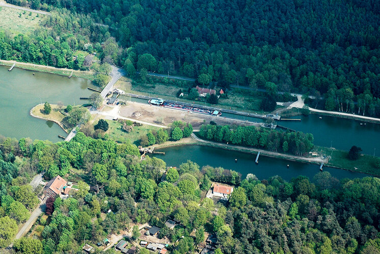 Luftbild des Kanals mit kleiner Insel mittig