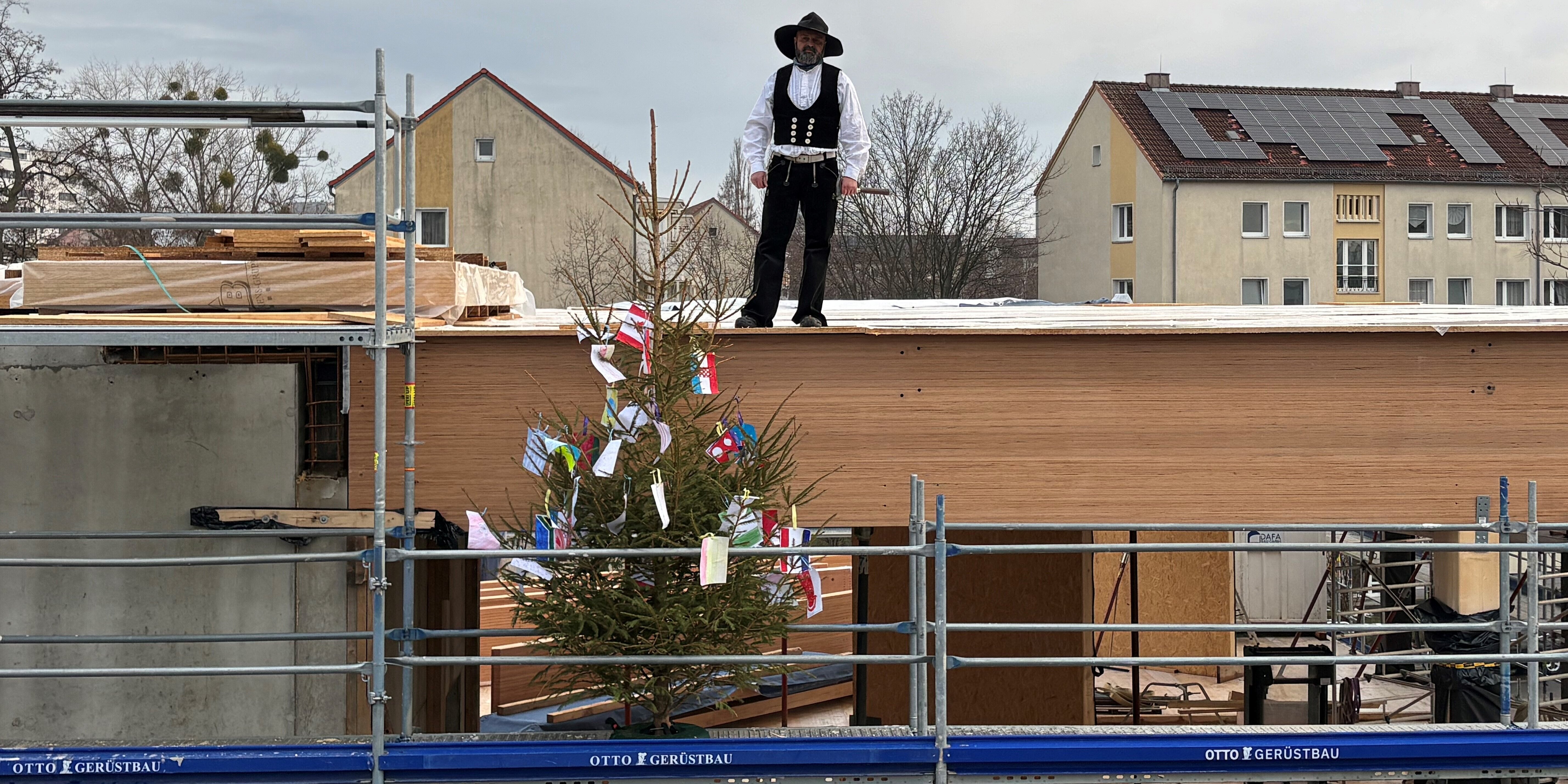 Geschmückter Richtbaum beim Richtfest