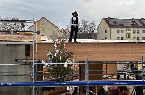 Geschmückter Richtbaum beim Richtfest