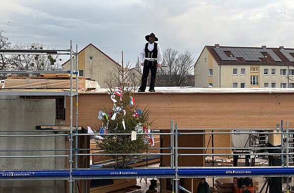 Geschmückter Richtbaum beim Richtfest