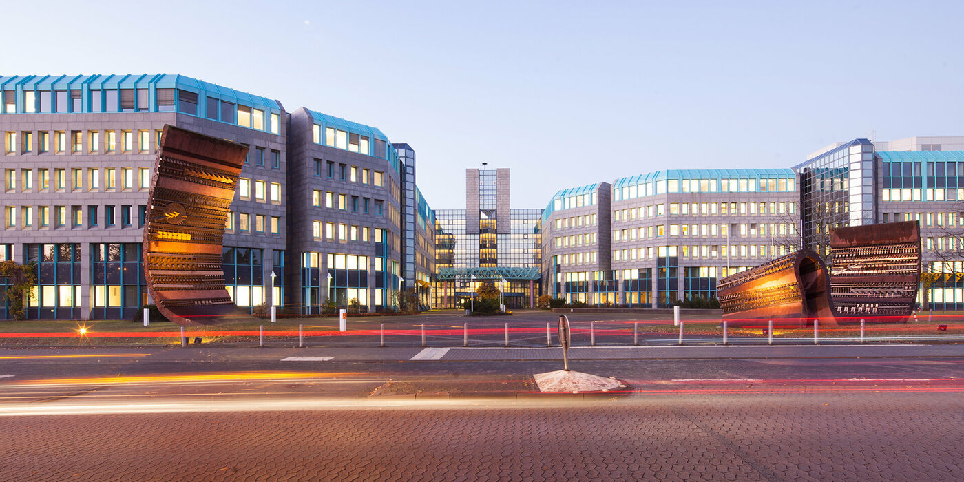 Straße mit verwischten Autos und Gebäuden im Hintergrund