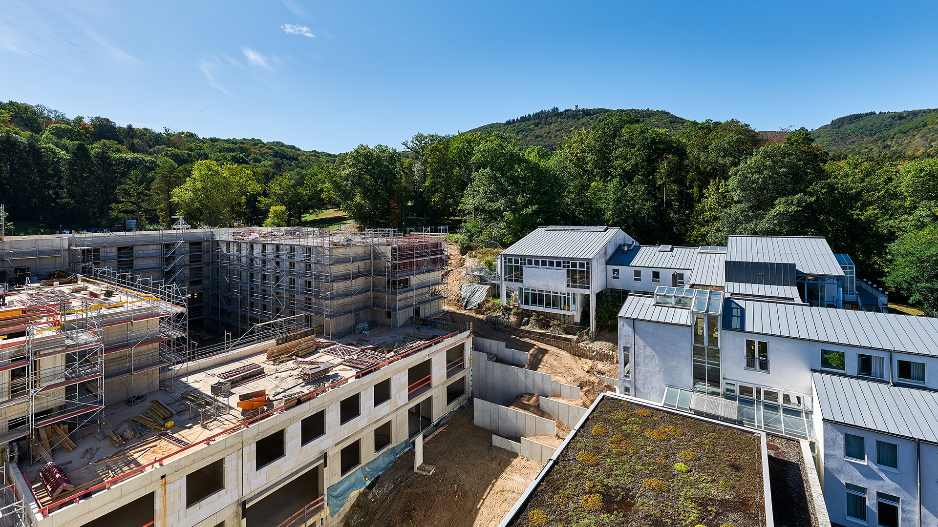 Gebäudeansicht mit Ausblick auf Decke 